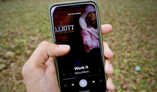 Spotify の音楽を iPhone X に転送して再生